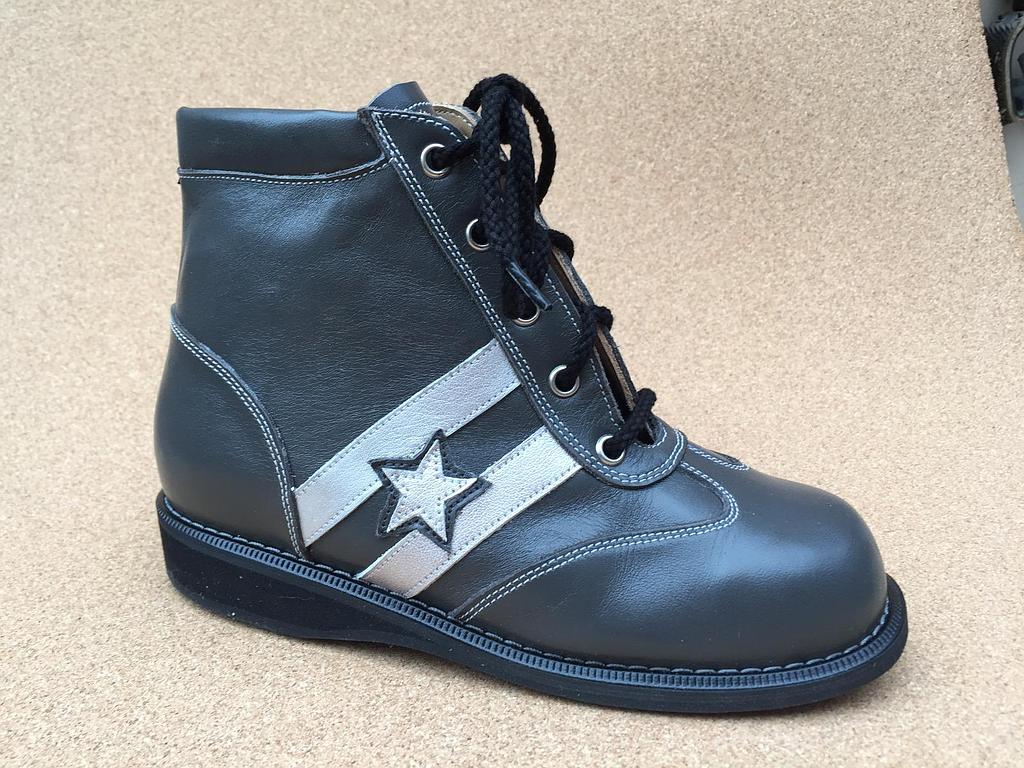 Bottine avec une étoile et des bandes blanches