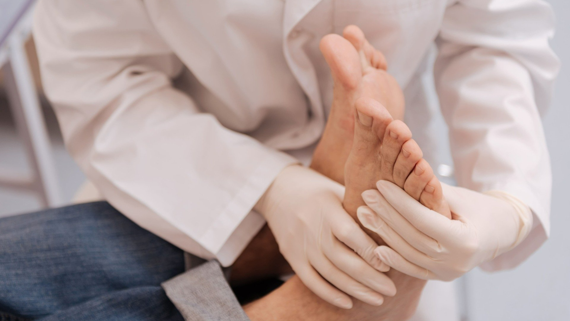 Professionnel de la santé massant un pied