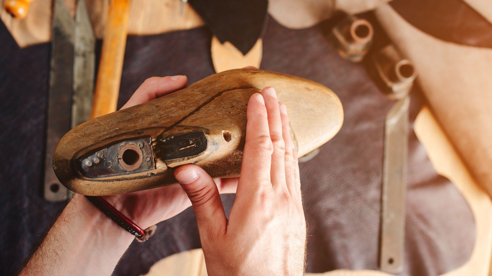 Confection de chaussure à partir d'un modèle en bois