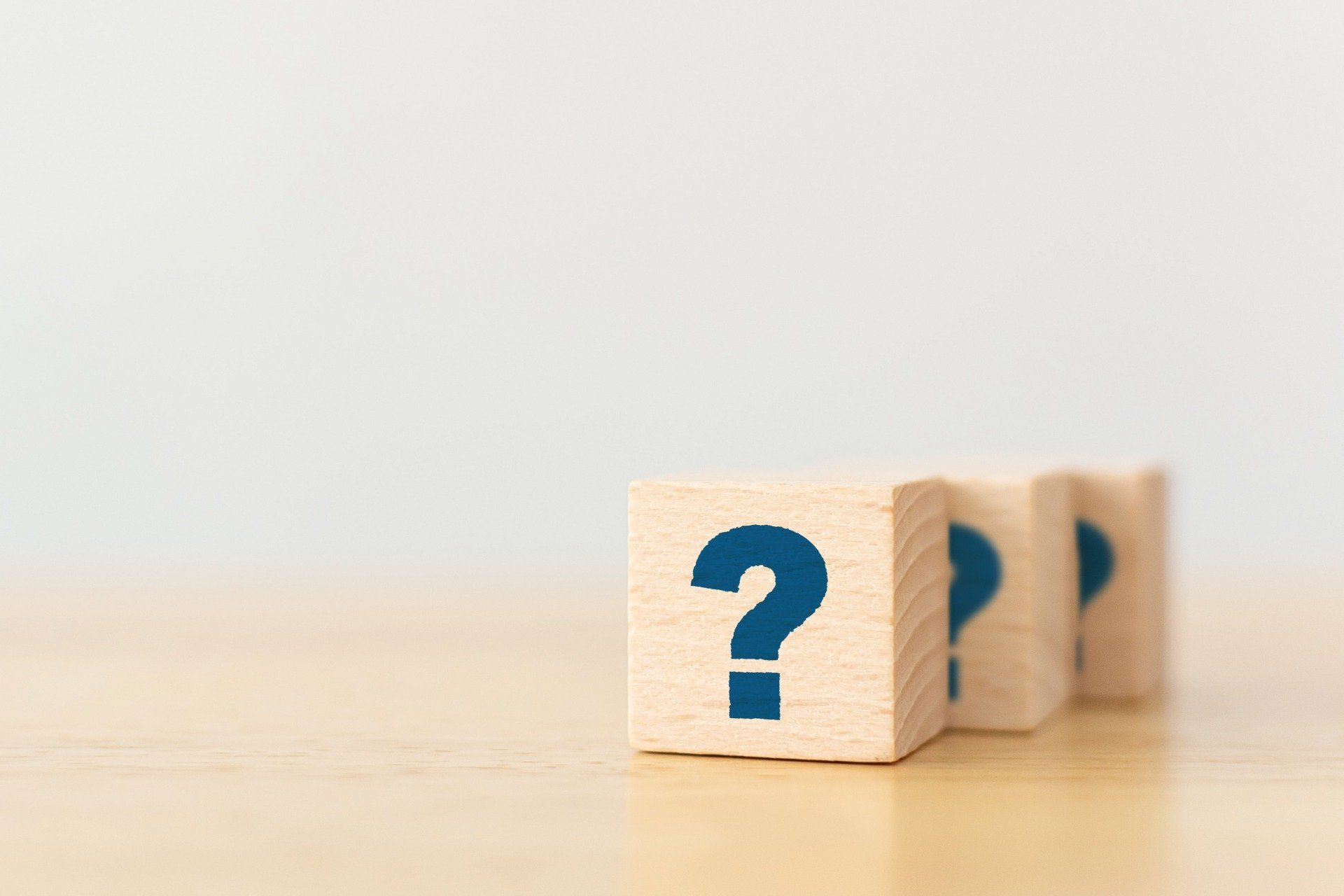 Cubes avec points d'interrogation