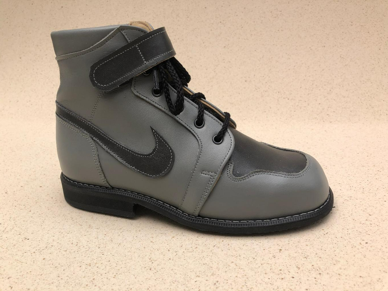 Chaussure gris clair et gris foncé