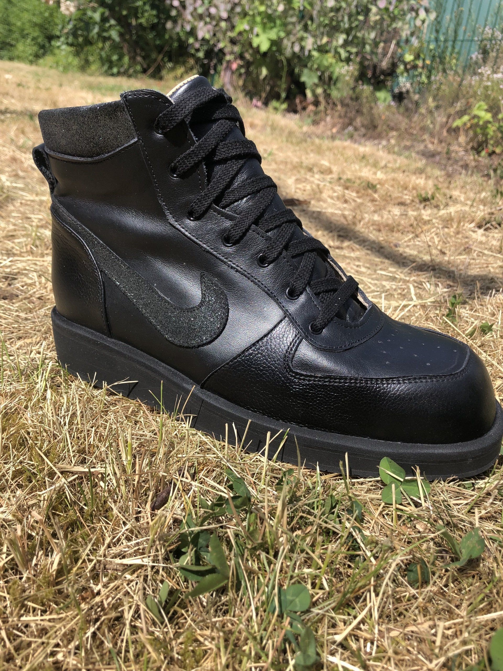 Chaussure noir à paillette avec une virgule