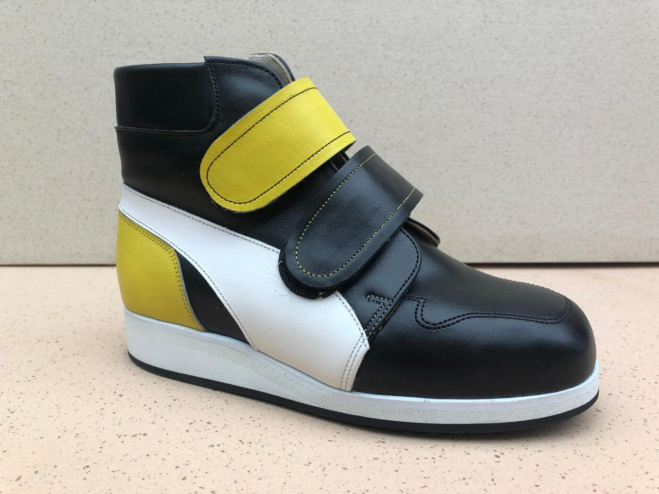 Chaussure compensée jaune noire et blanche