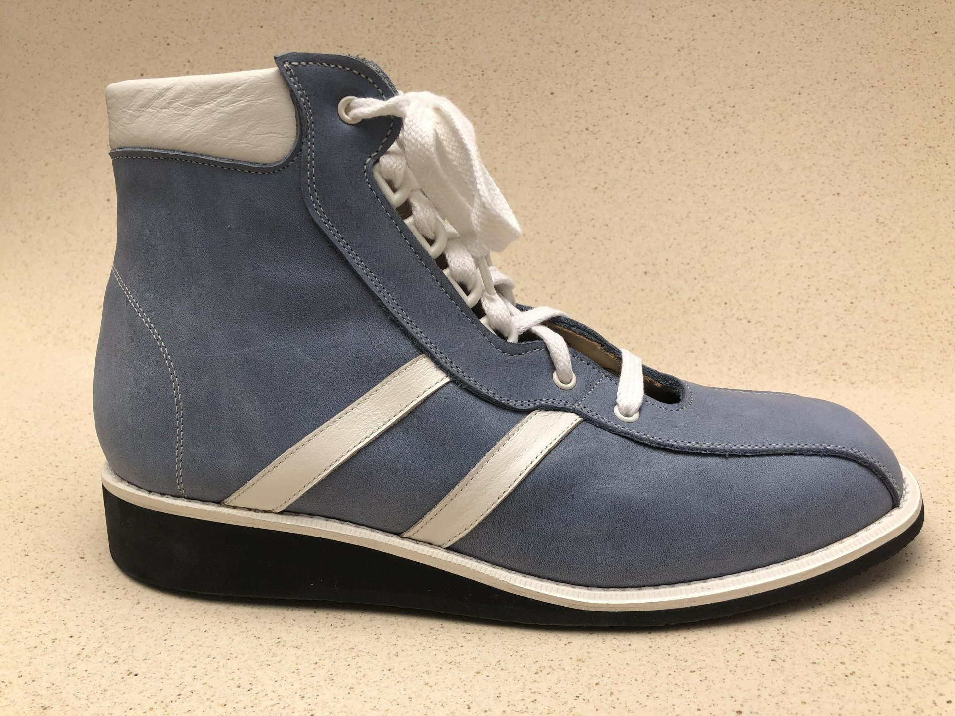 Bottine grise à bande blanche