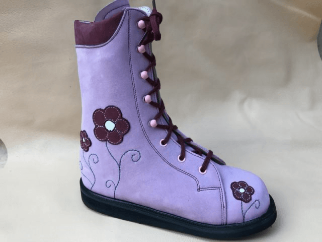 Botte violette à fleur