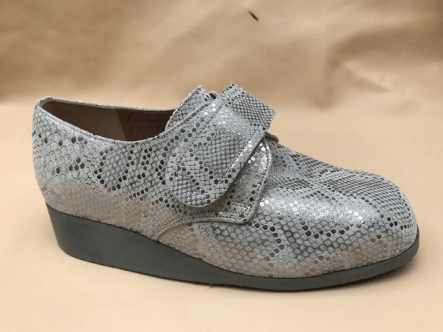 Chaussure imitant la peau de serpent