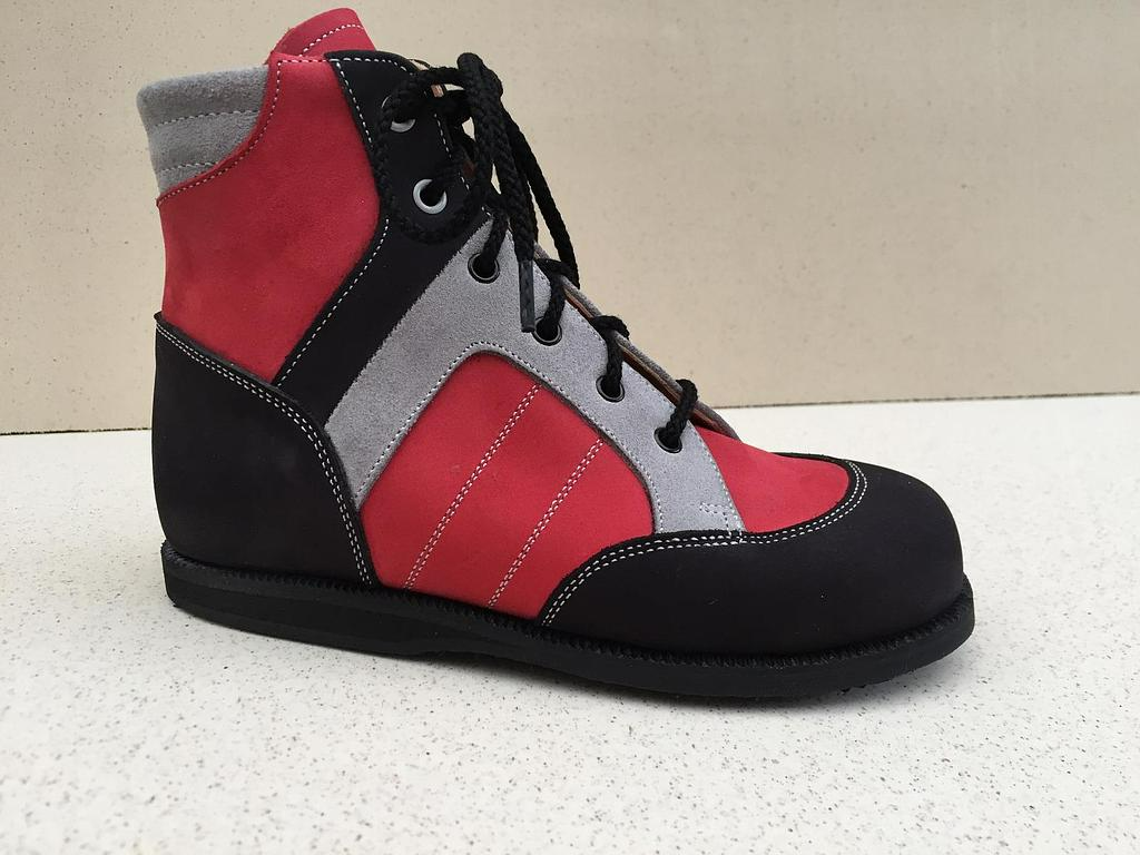 Bottine grise, noire et rouge cerise