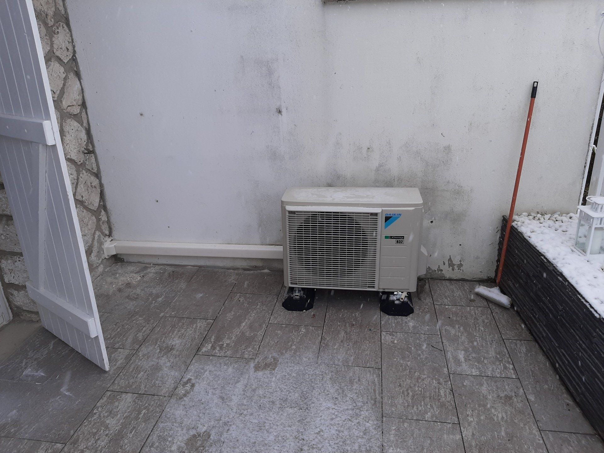 Installation de groupe extérieur de climatisation