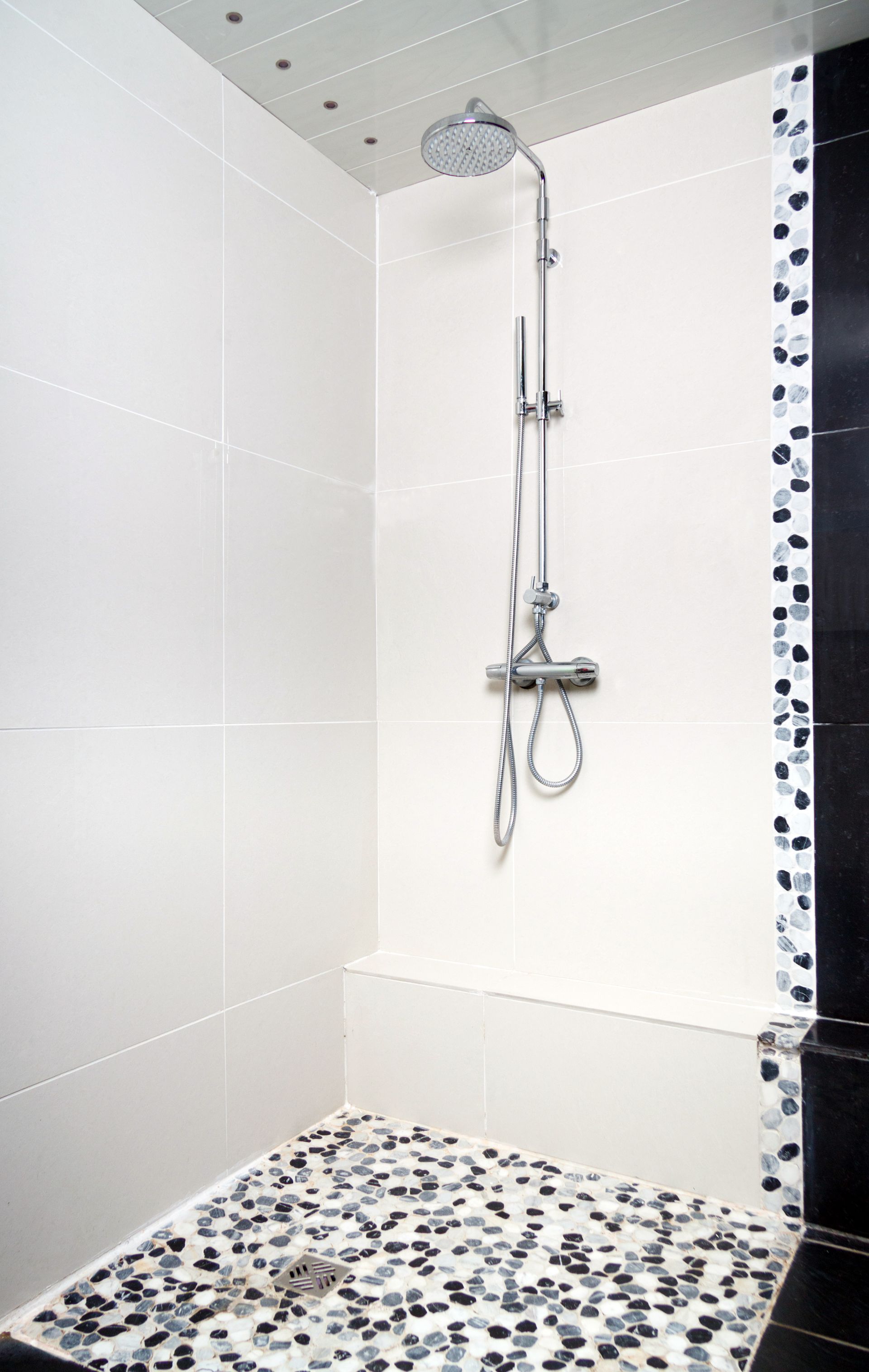 Une douche à l'italienne blanche