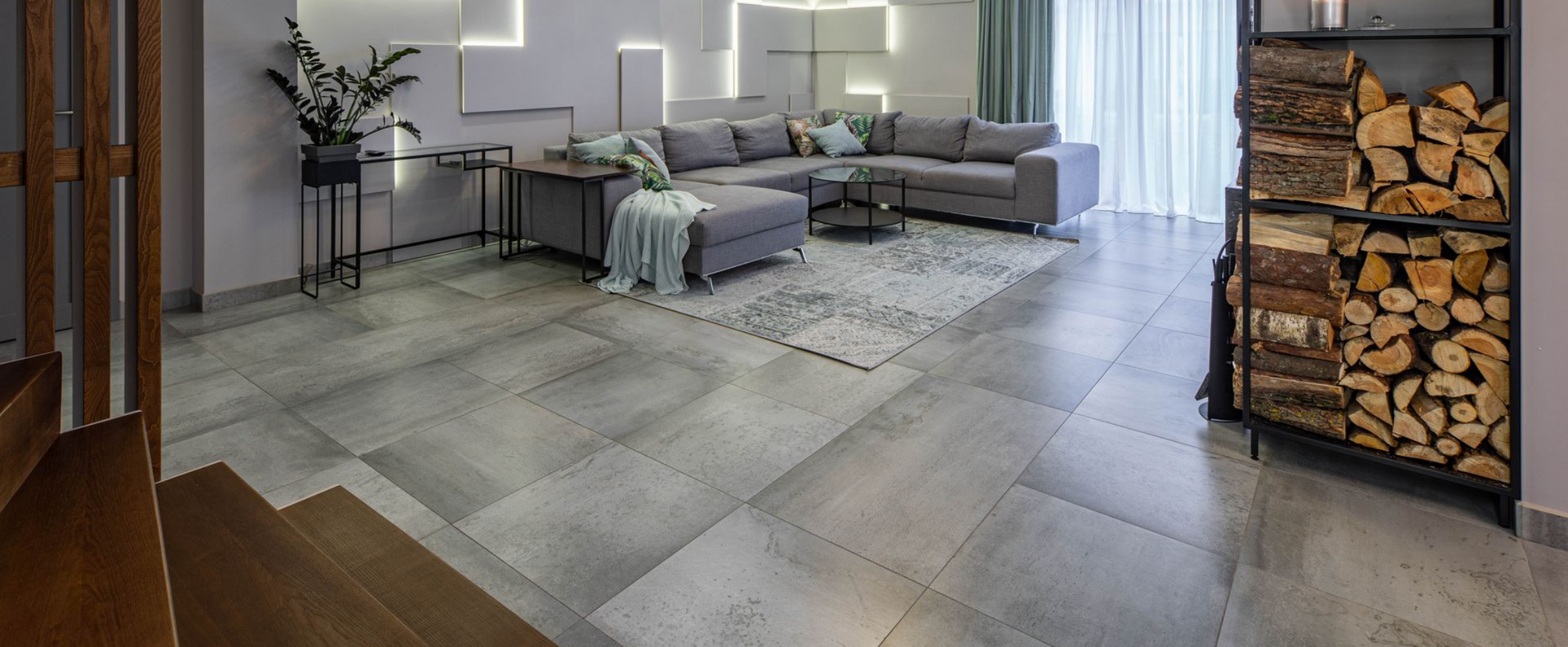 Un salon avec du carrelage