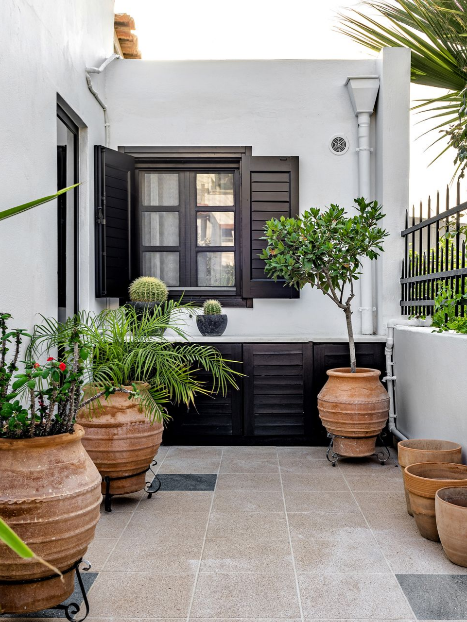 Une cour avec carrelage