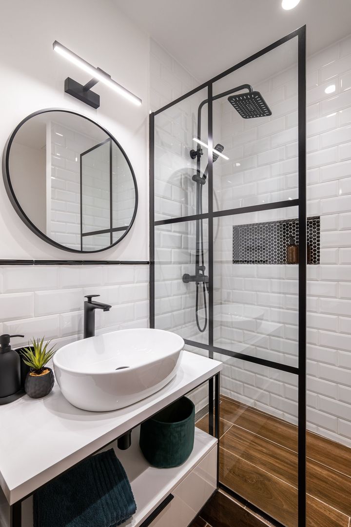 Une salle de bains avec du carrelage blanc