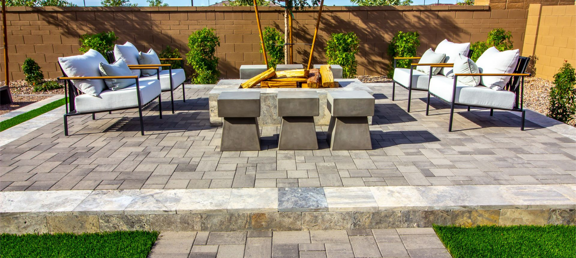 Un salon de jardin avec un dallage gris
