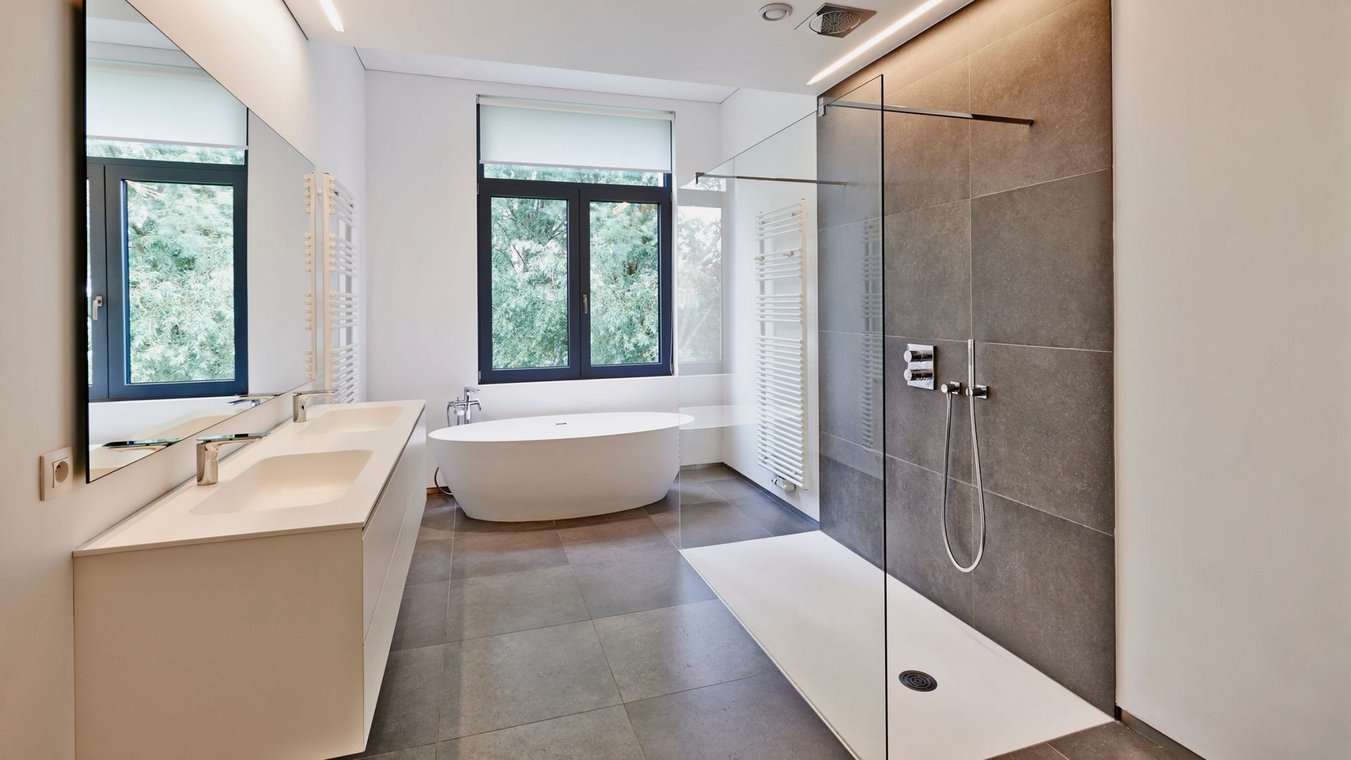 Une salle de bains avec baignoire et douche à l'italienne