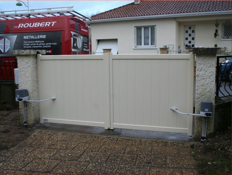 portail PVC blanc automatique