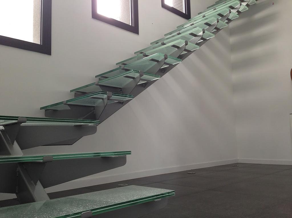 escalier en verre vue de côté
