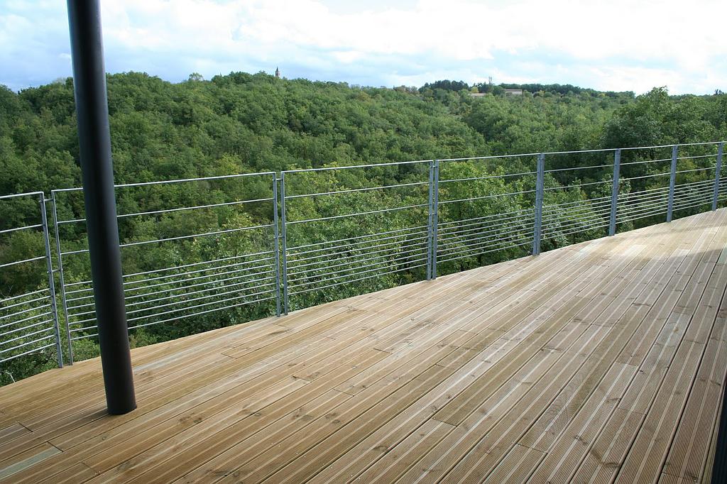 Clôture en métal contour piscine terrasse