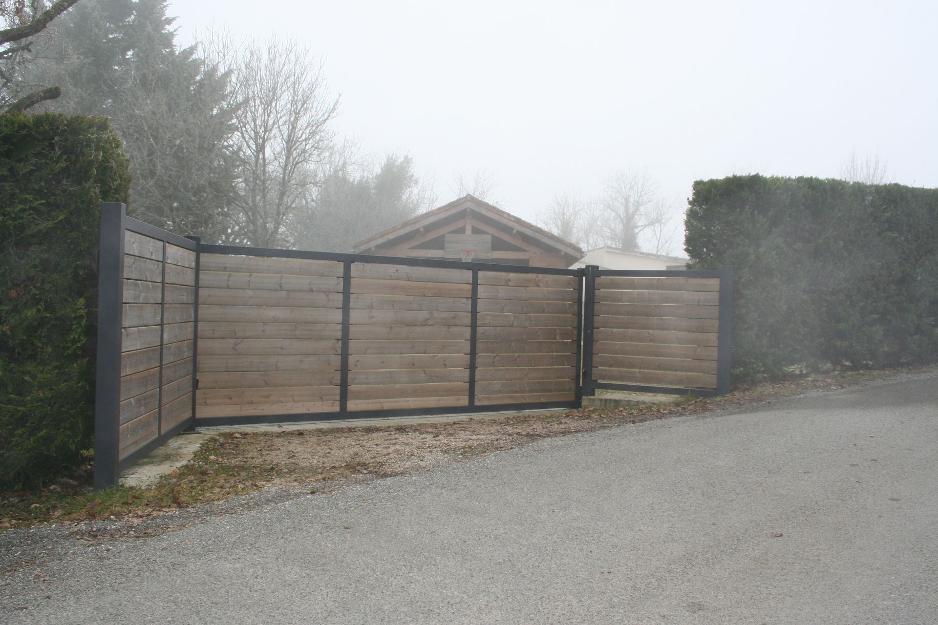 Clôture haute bois et aluminium vue de loin