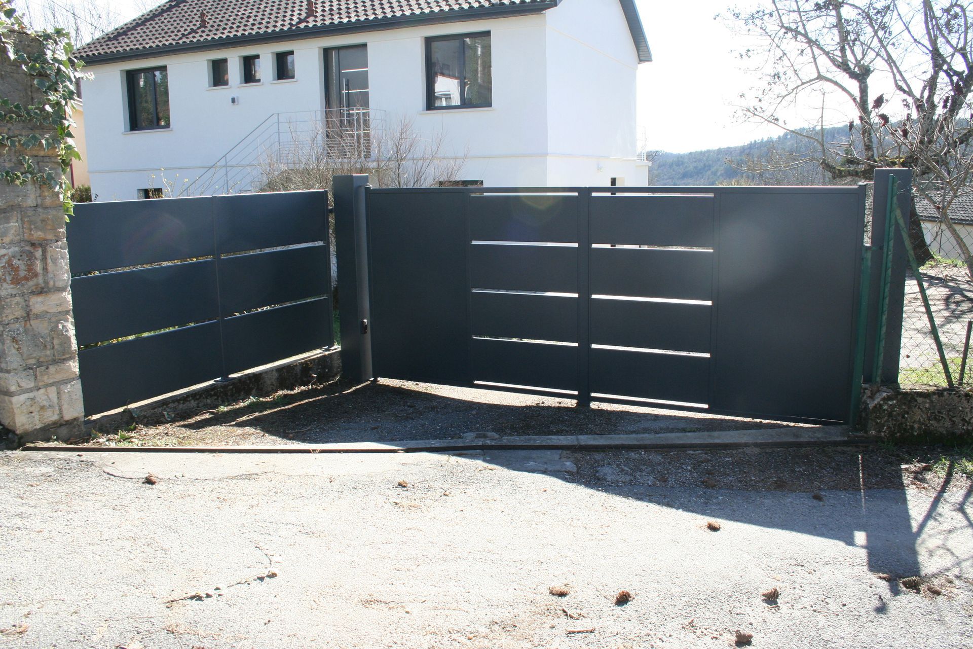 Portails noir automatique avec barrière noir aluminium