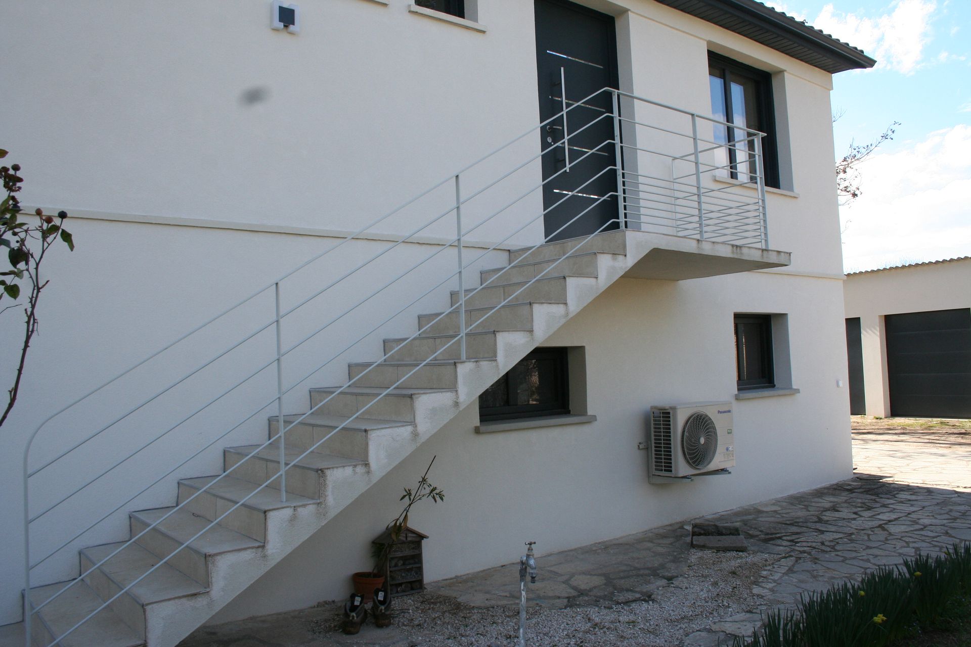 Escalier avec garde corps blanc en métal