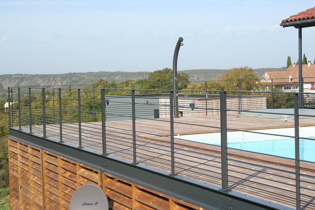 Clôture en fer contour piscine terrasse