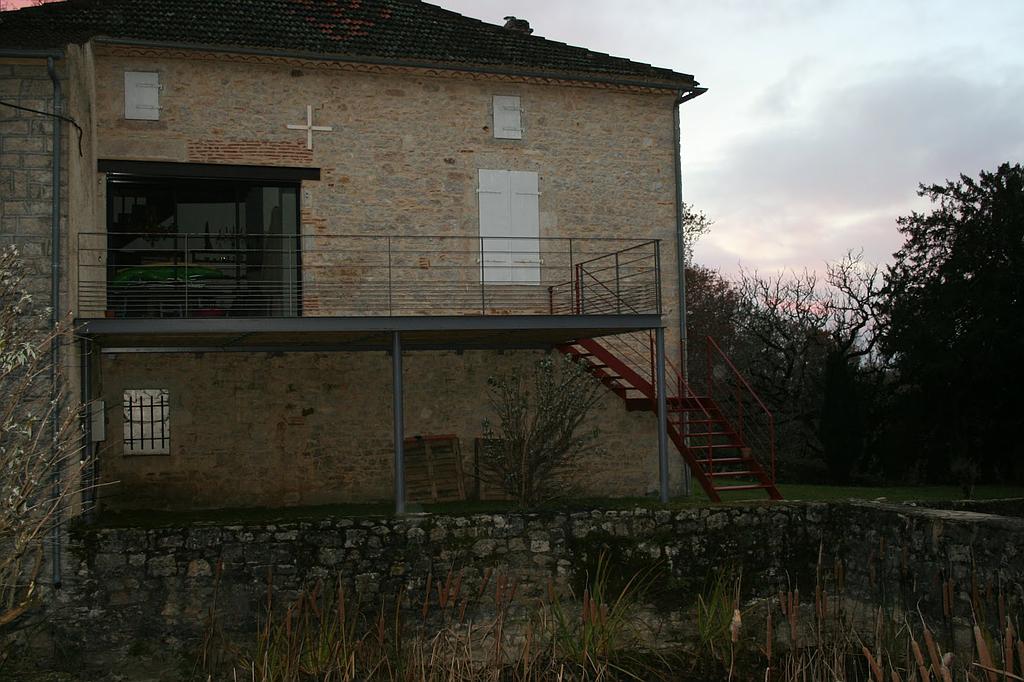 Balcon avec escalier en fer