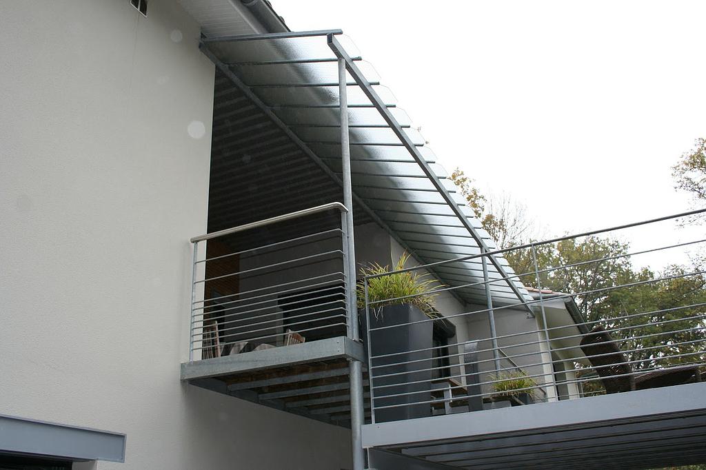 Structure métallique pergolas vue de dessous