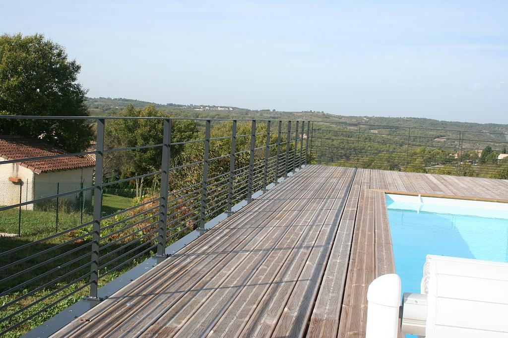 Clôture contour piscine terrasse