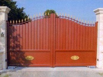 Portail en fer orange marron