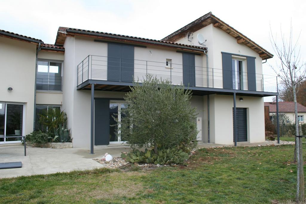 Terrasse surrélevée en métal vue de face