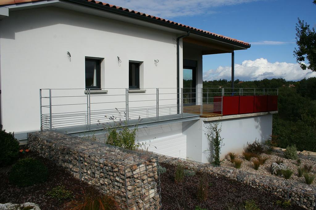 Garde de coprs terrasse vers entrée