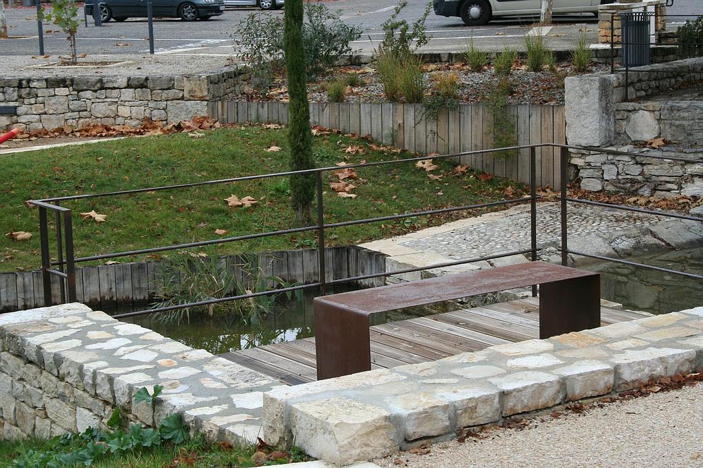 banc en métal jardin public