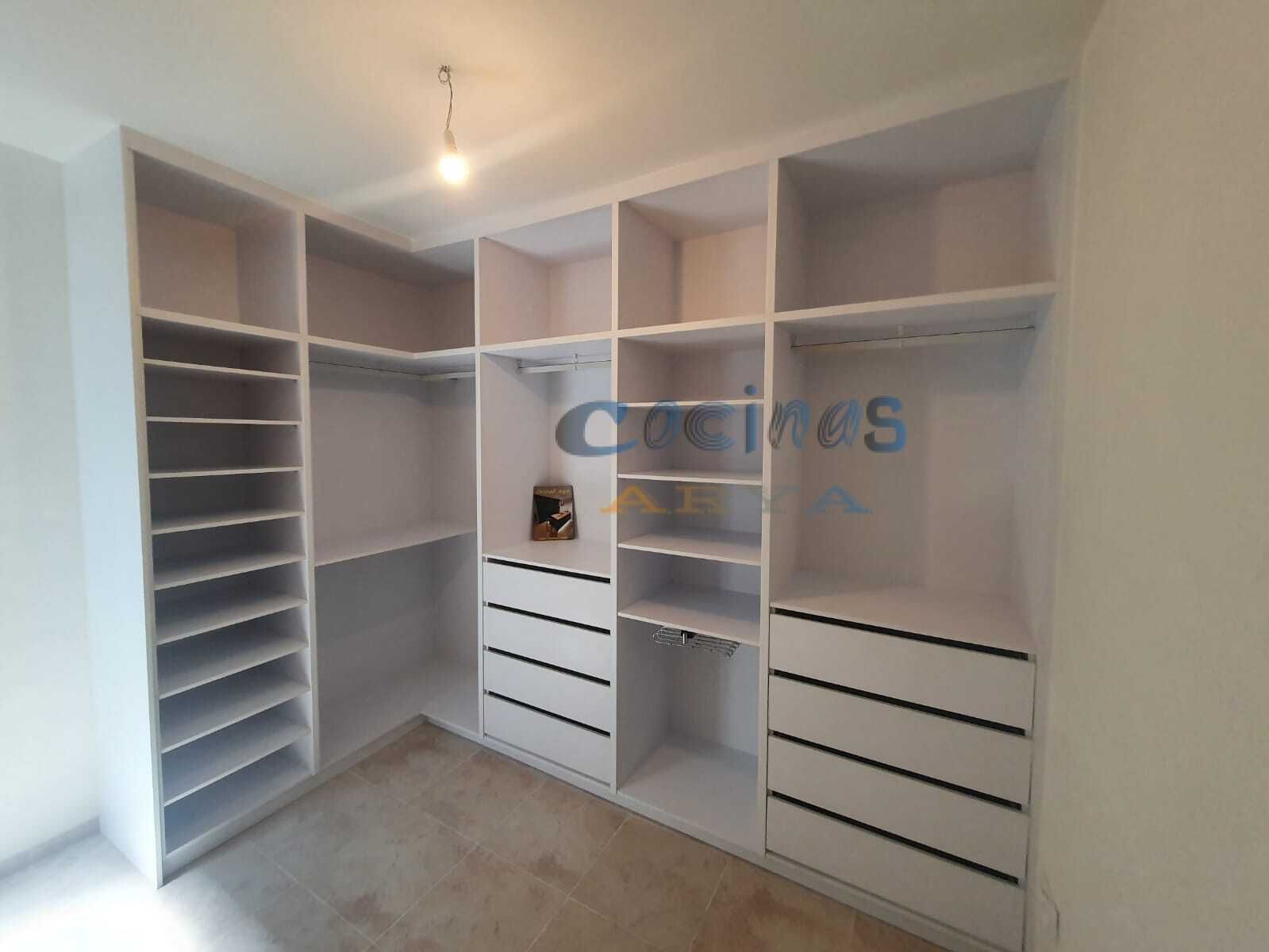 Un vestidor con la palabra casires en la pared