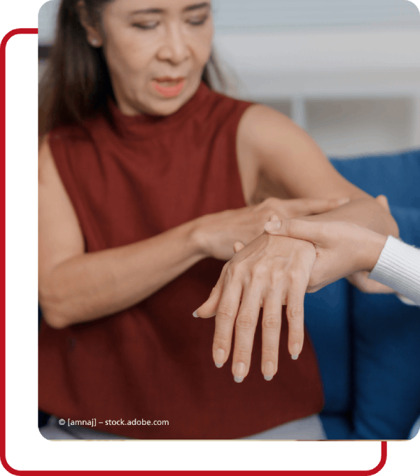 Patientin wird ergotherapeutisch am Arm behandelt