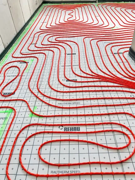 Tuberías rojas y verdes de calefacción por suelo radiante