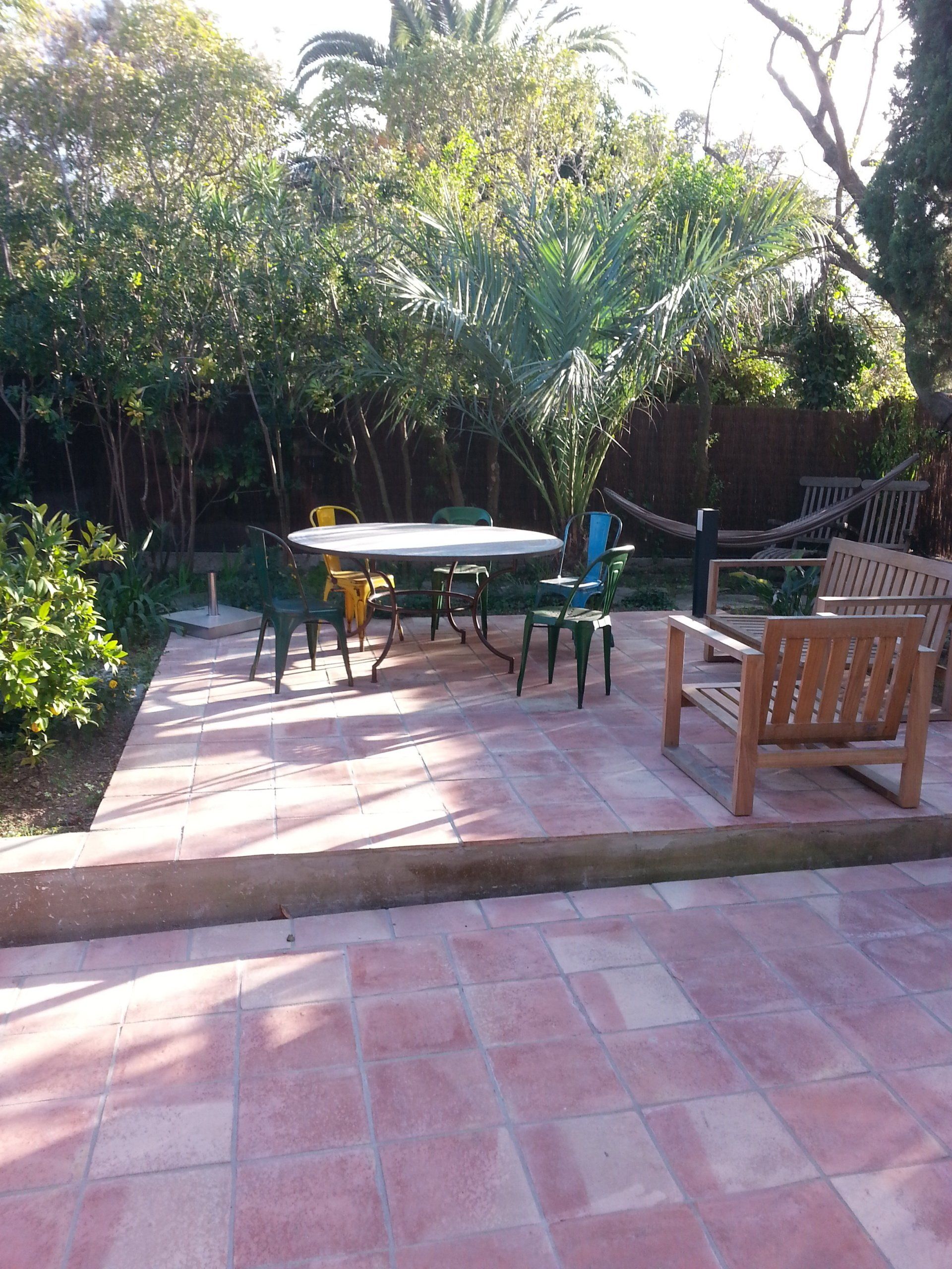 Pose de pavés rouges