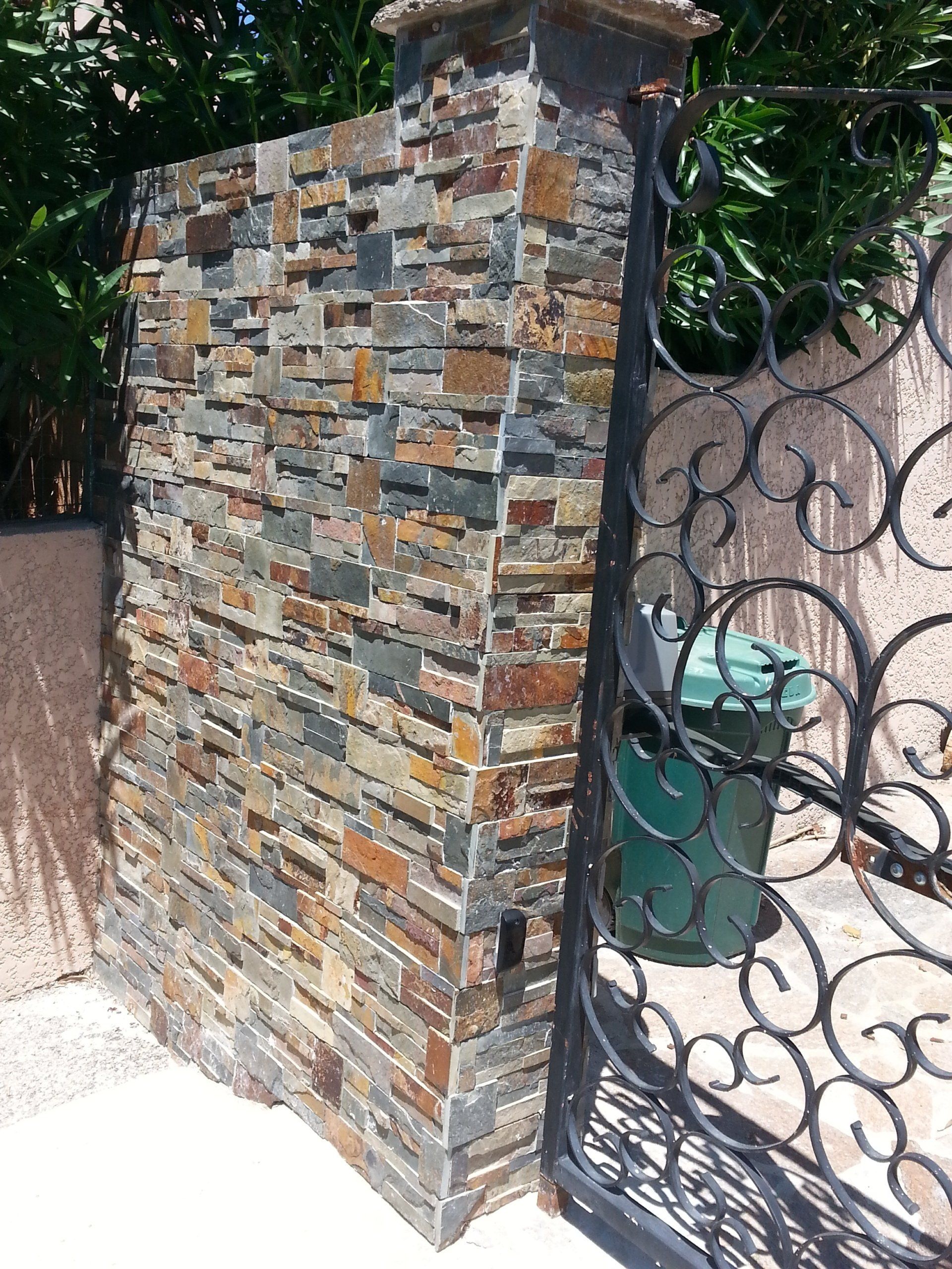 Revêtement en pavés sur un mur d'entrée