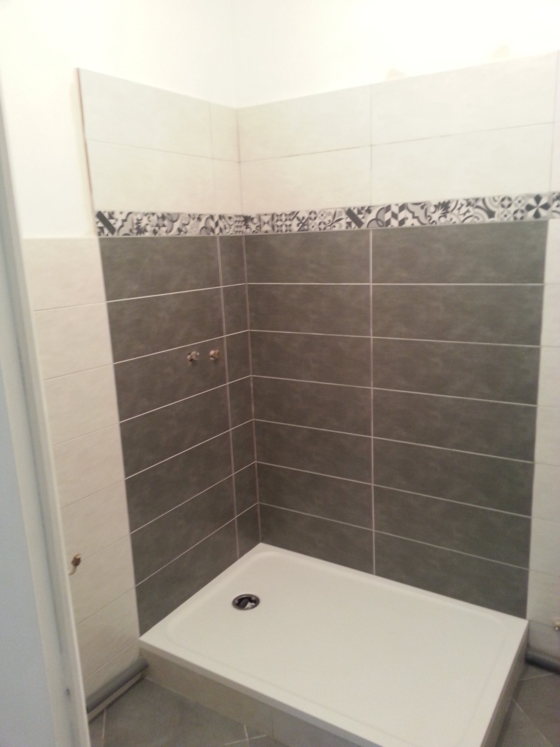 Carrelage gris dans une douche