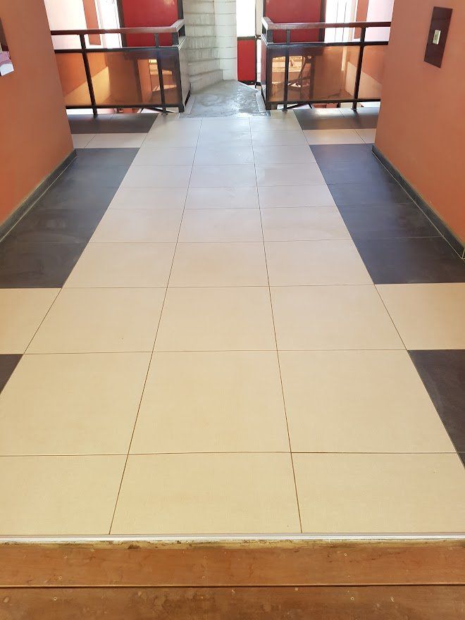 Pose de carrelage deux couleurs