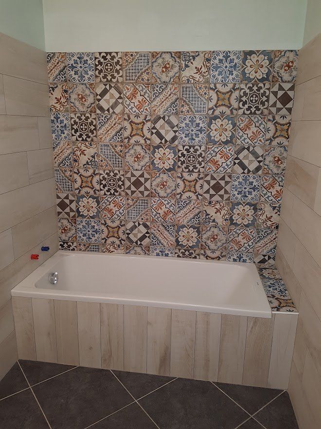 Mosaïque derrière baignoire