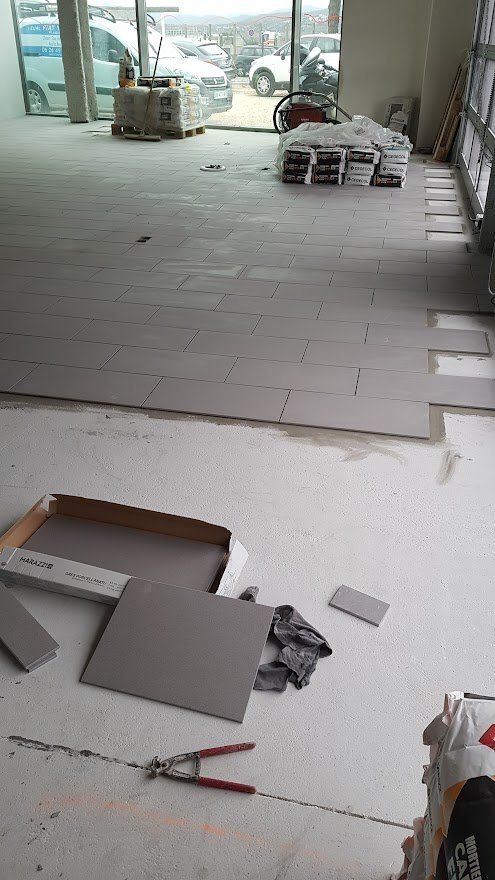 Pose de carrelage gris au sol