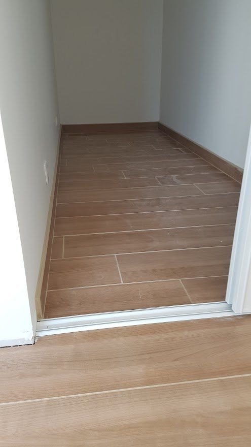 Pose de parquet dans une chambre