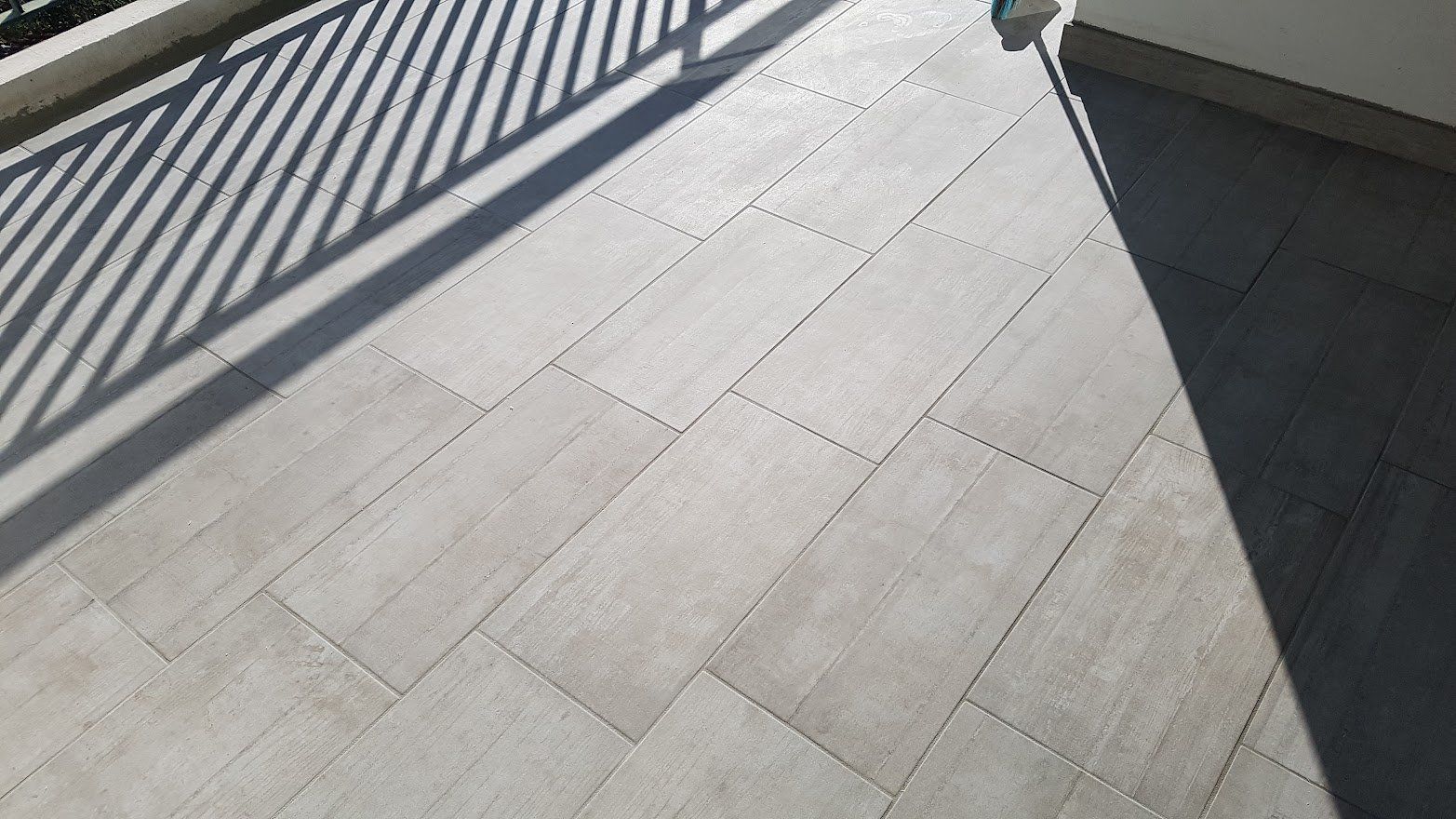 Carrelage gris sur balcon