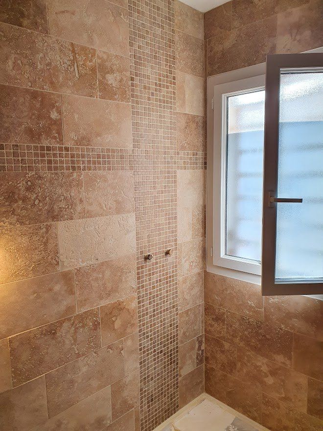 Carrelage avec motifs dans une salle de bains