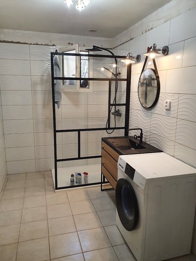 Revêtement de salle de bains terminé