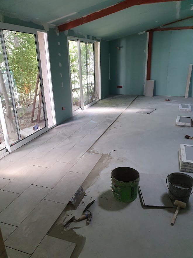 Pose de carrelage beige au sol