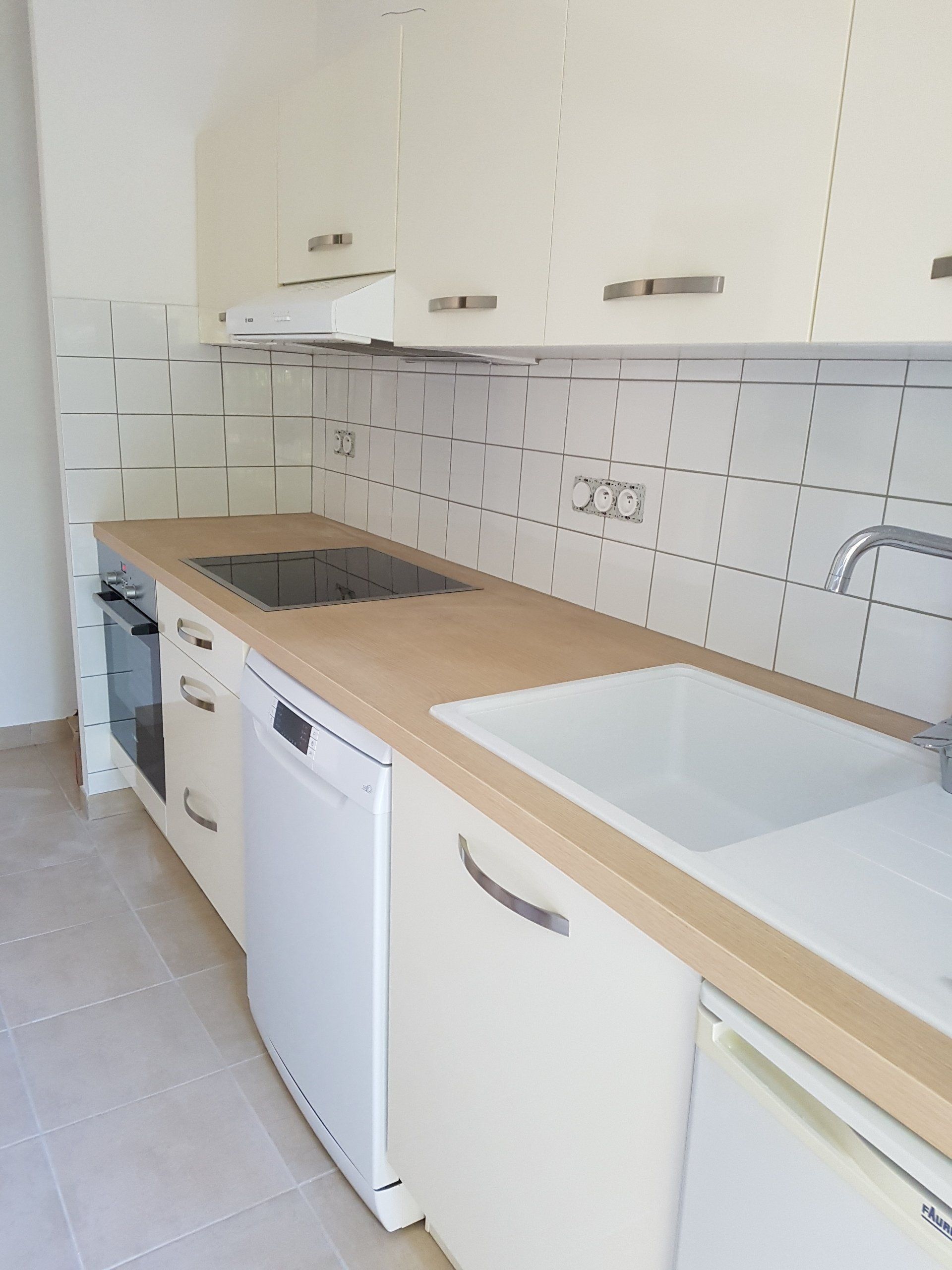 Carrelage contre le plan de travail d'une cuisine