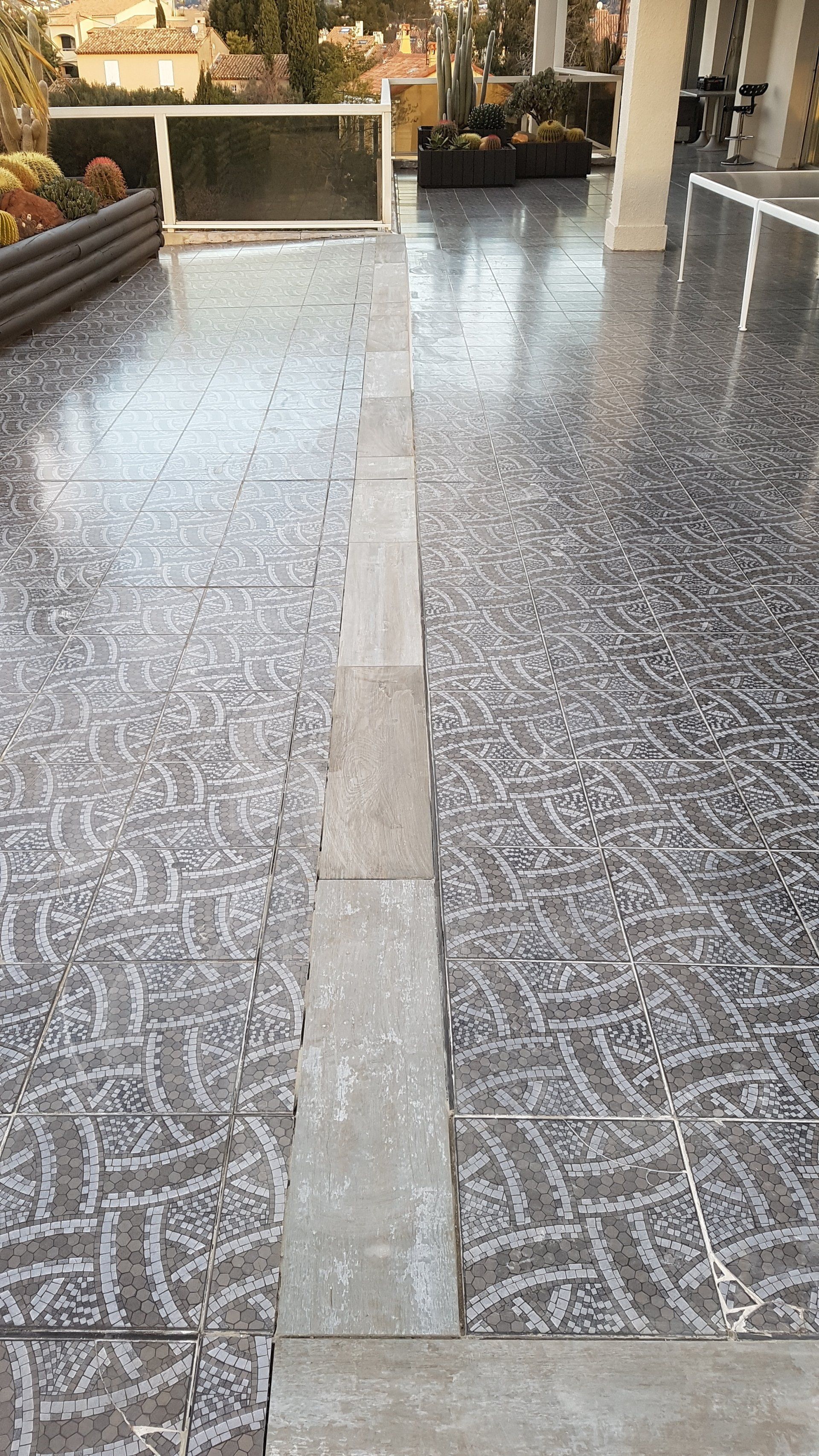 Pose de mosaïque au sol