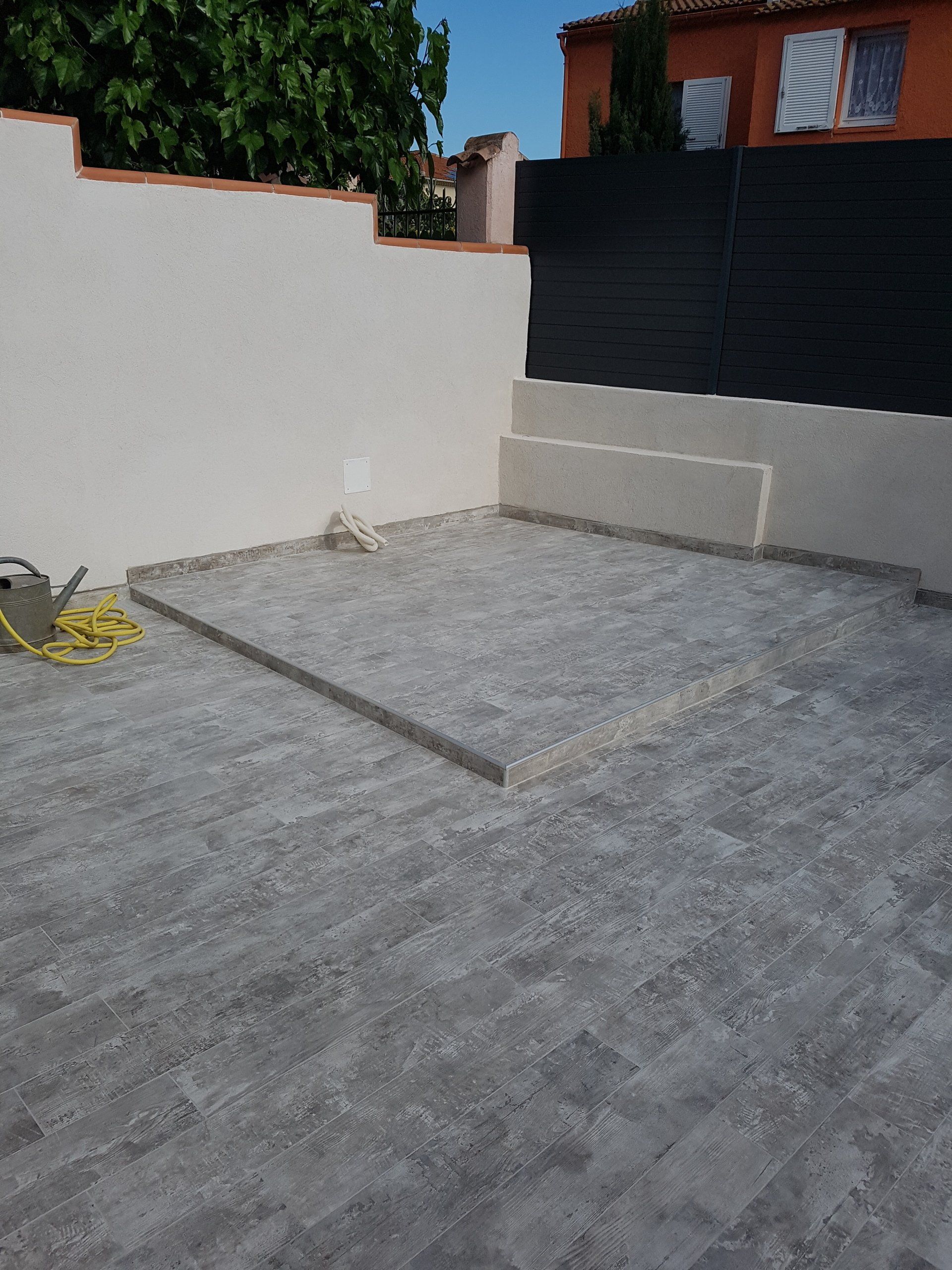 Pose de dalles sur une terrasse