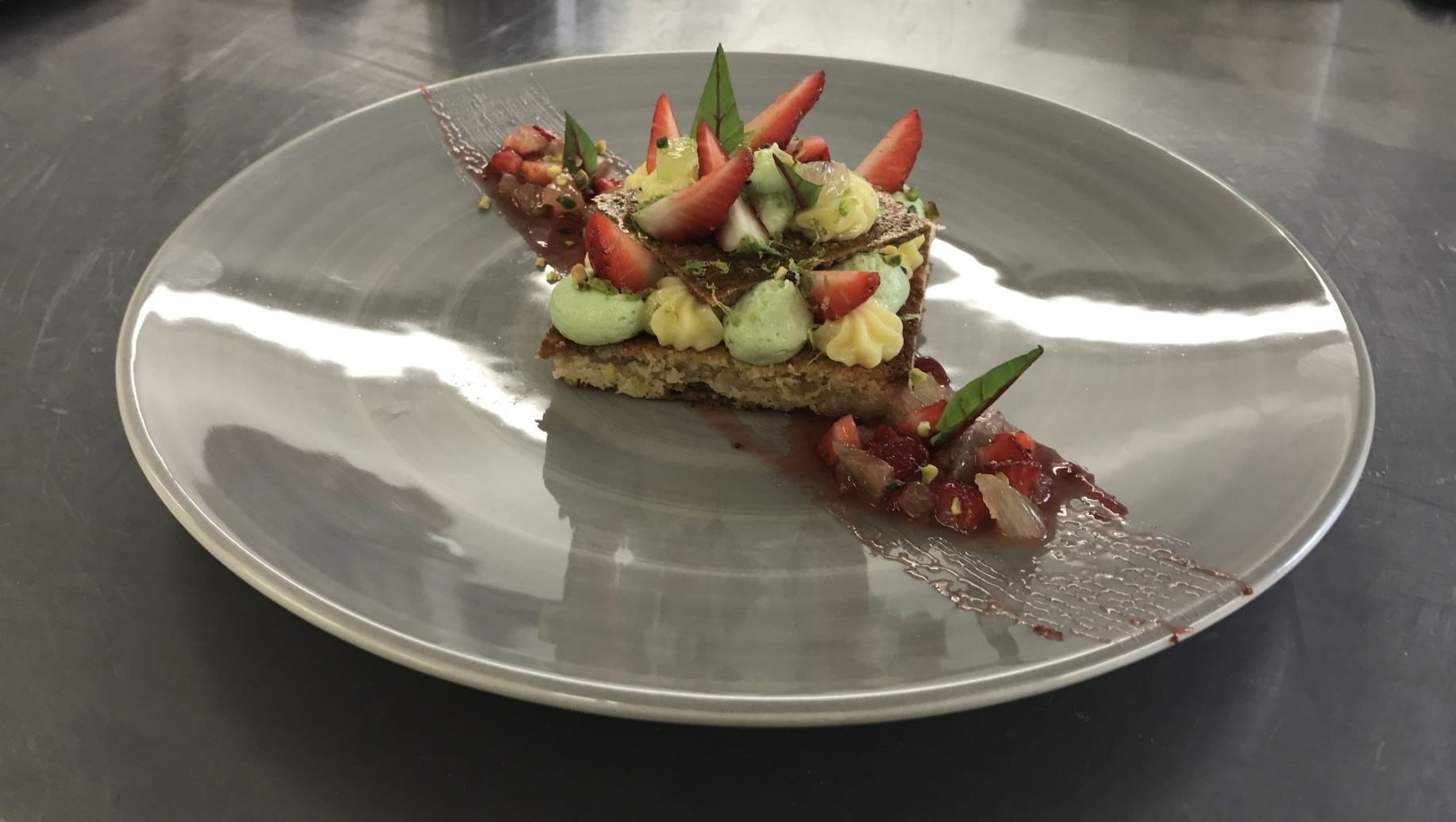 Dessert avec une galette et des fraises